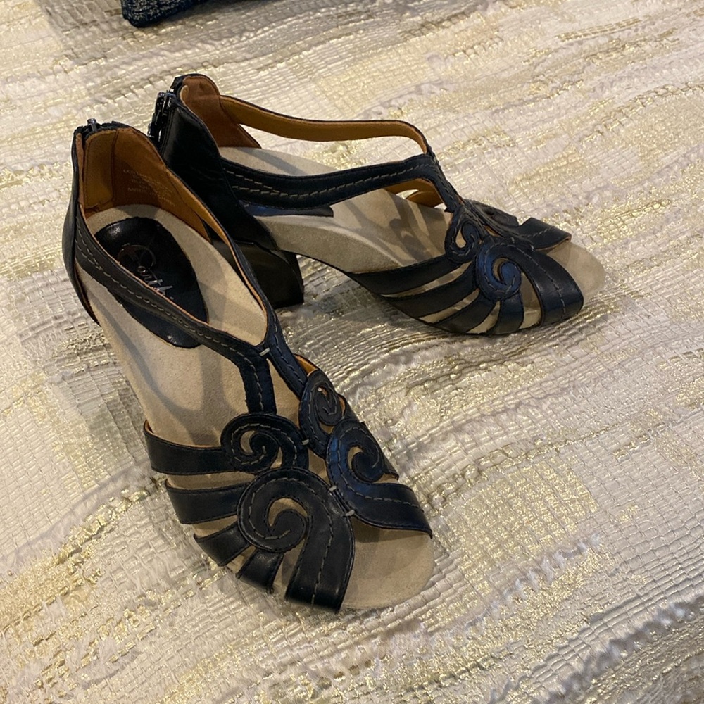 Preowned earthy Domingo leather strap t sandal